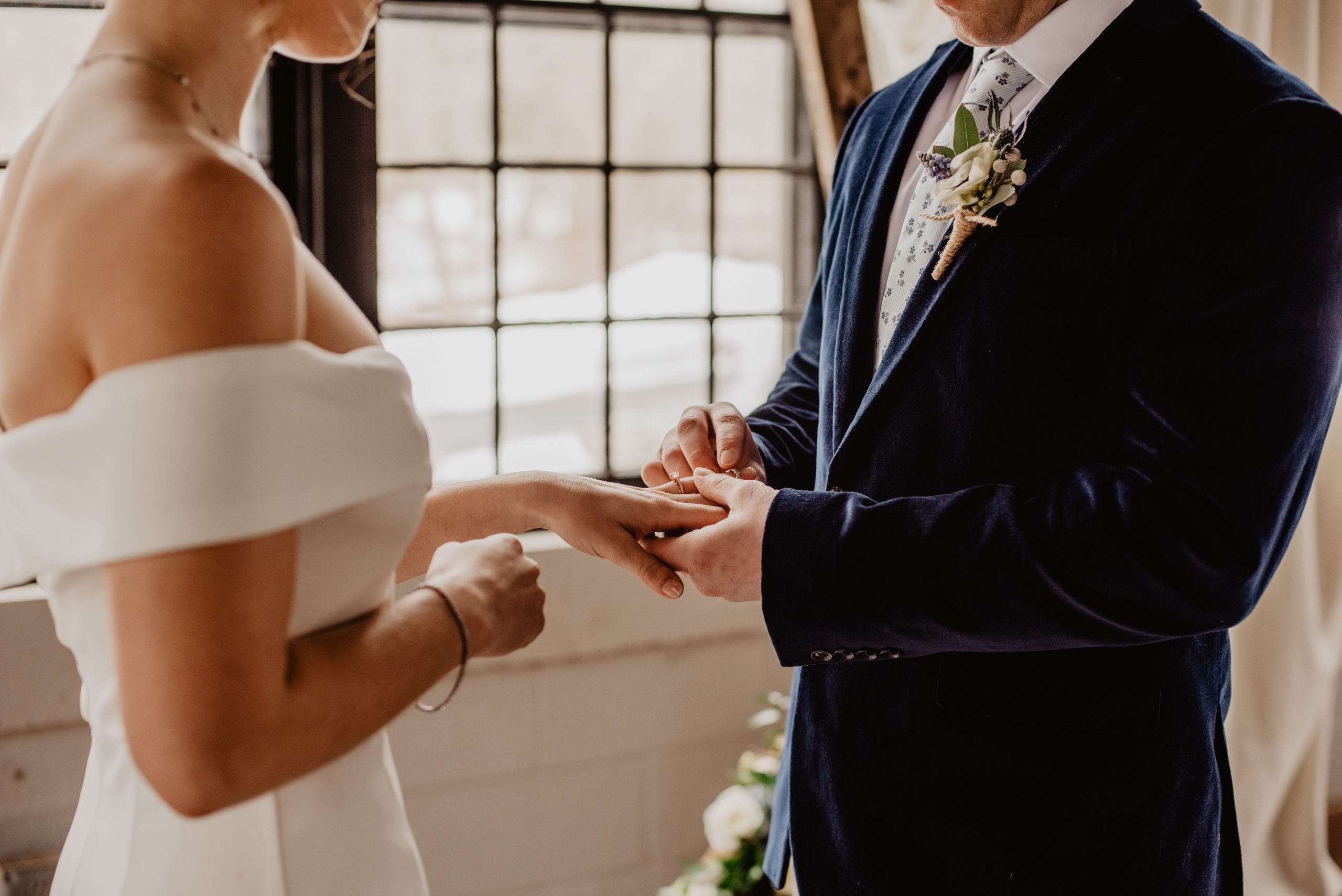 pareja-anillos-boda